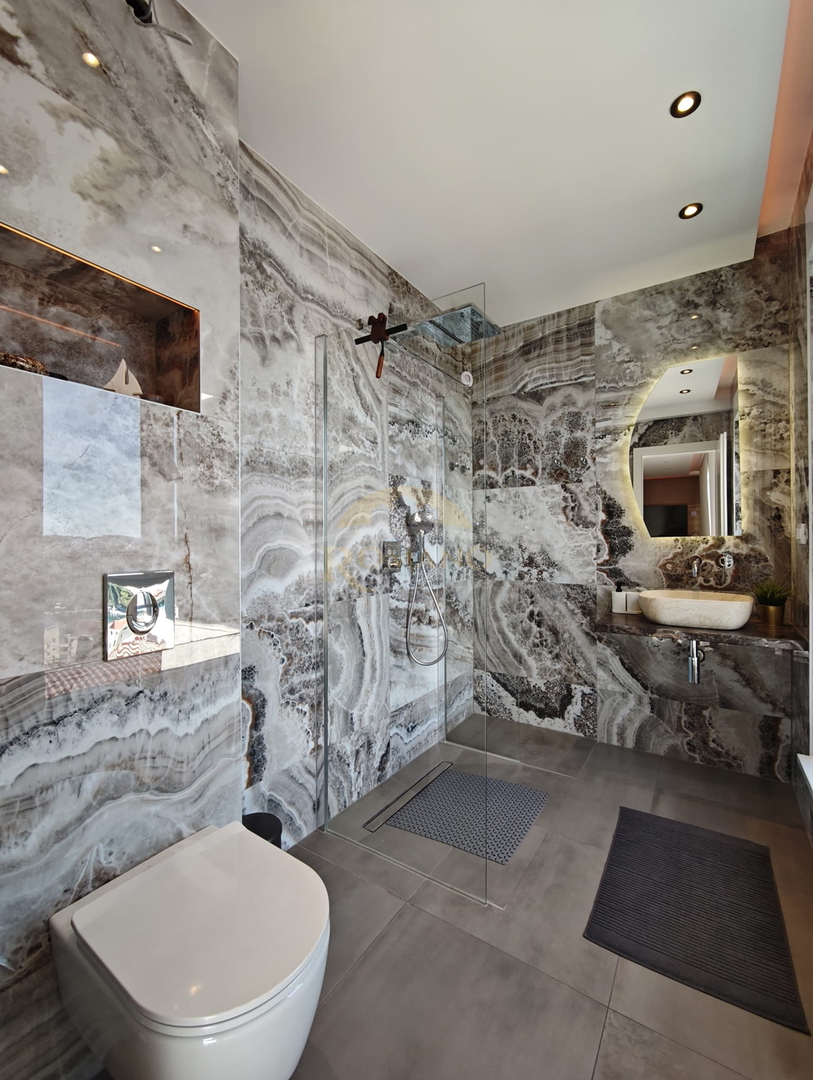 Luksuzni penthouse v Okrugu Gornjem/Čiovo s strešno teraso